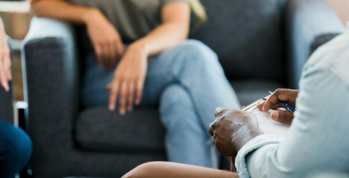 Odbudowa zaufania w związku – jak może pomóc terapia dla par?