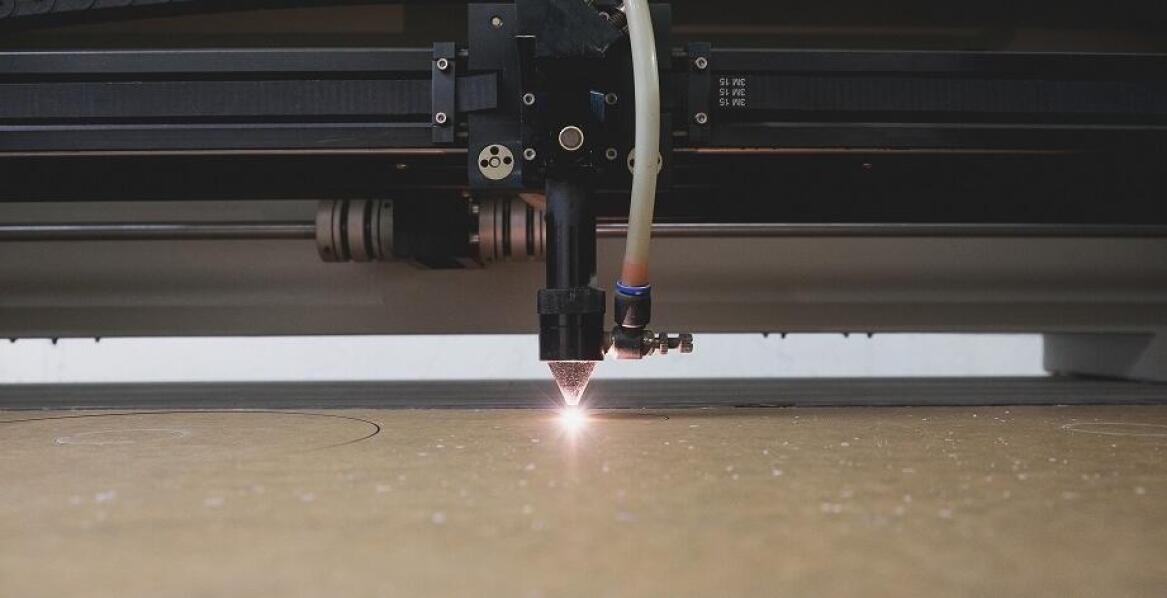 Jakie materiały najlepiej nadają się do obróbki znakowarką laserową UV?