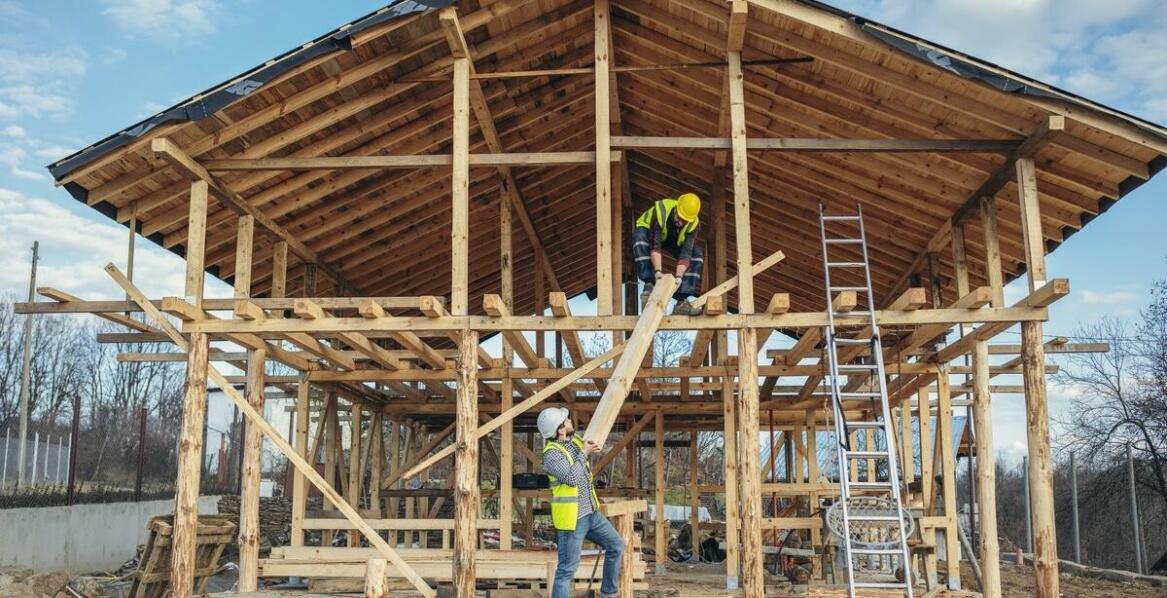 Drabina składana teleskopowa a bezpieczeństwo pracy w trudnych warunkach