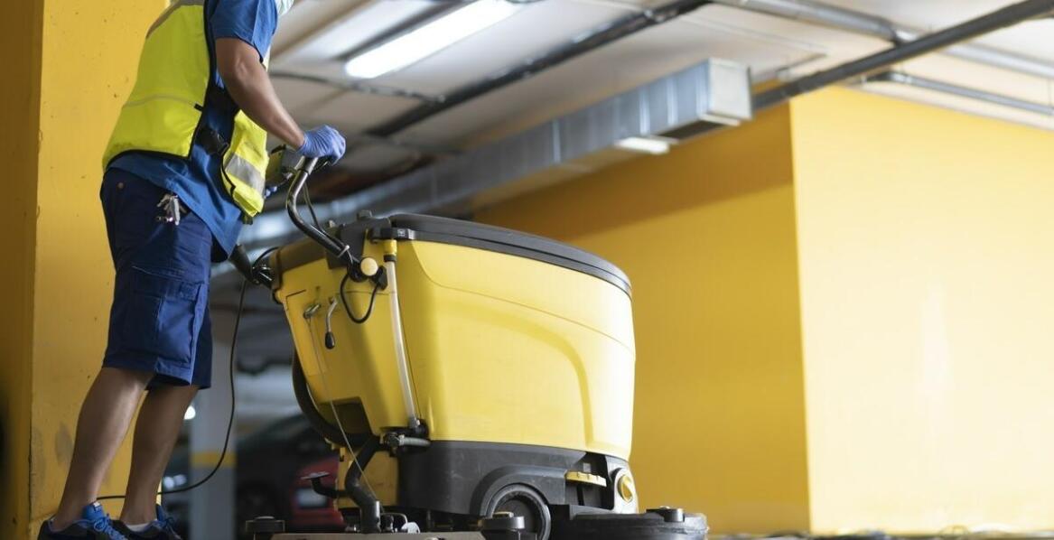 W jaki sposób firma sprzątająca dostosowuje ofertę do specyfiki różnych branż?