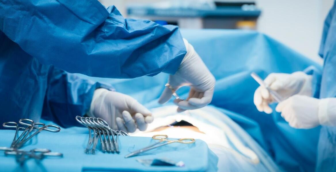 Jakie są główne zadania chirurgów szczękowych w kontekście dermatologii?