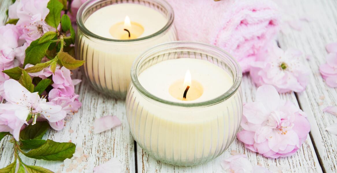 Świeca o zapachu perfum jako idealny dodatek do domowego spa