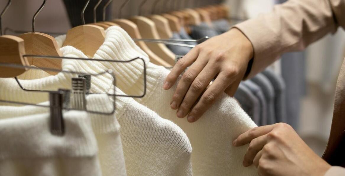 Długi gruby kardigan z warkoczowym splotem – klasyka w nowoczesnym wydaniu