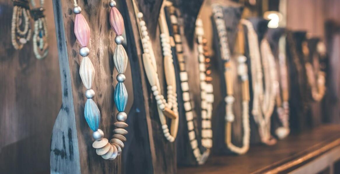 Tęczowy choker a inne elementy biżuterii – jak stworzyć spójną całość?