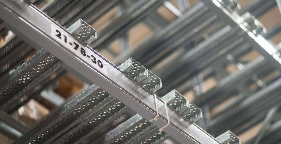 Nowoczesne korytka kablowe – jakie korzyści przynoszą użytkownikom?