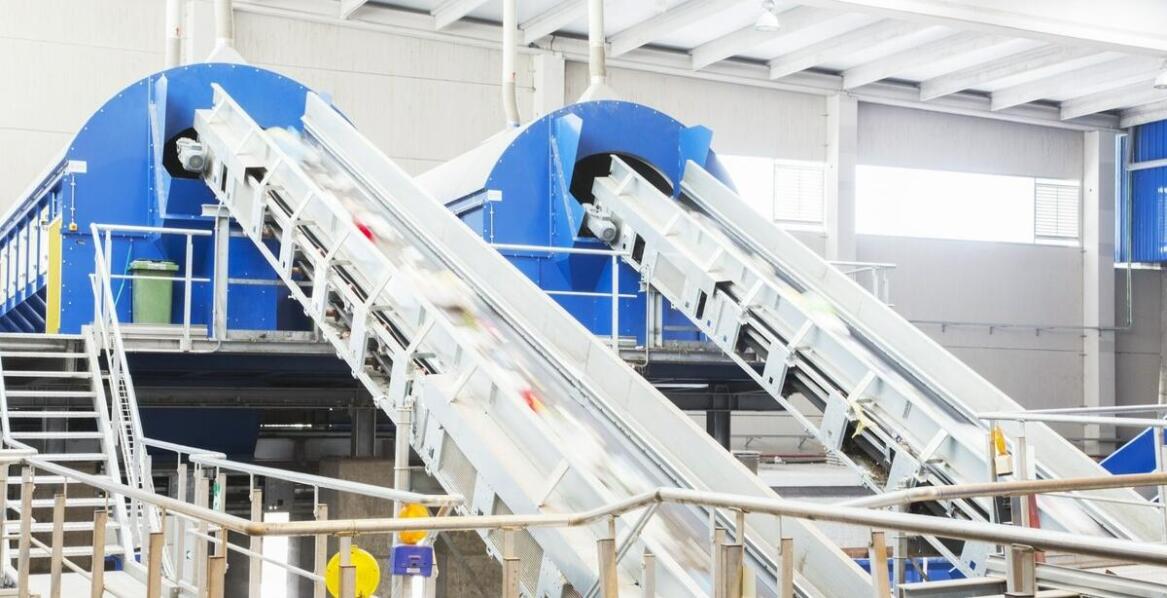 W jaki sposób kostka 60l wspiera utrzymanie porządku w halach produkcyjnych?