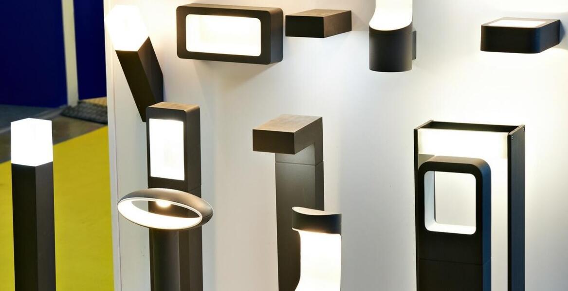 Jak wybrać lampki dekoracyjne do pokoju, które podkreślą indywidualny styl wnętrza?