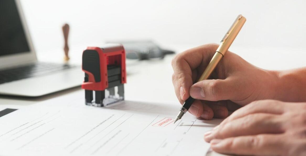 Jak nowoczesna technologia produkcji wpływa na jakość pieczątek beztuszowych?