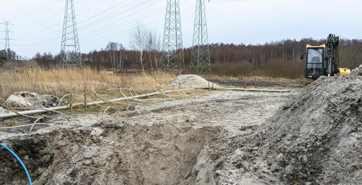 Słup energetyczny na działce – jakie są możliwości jego usunięcia?