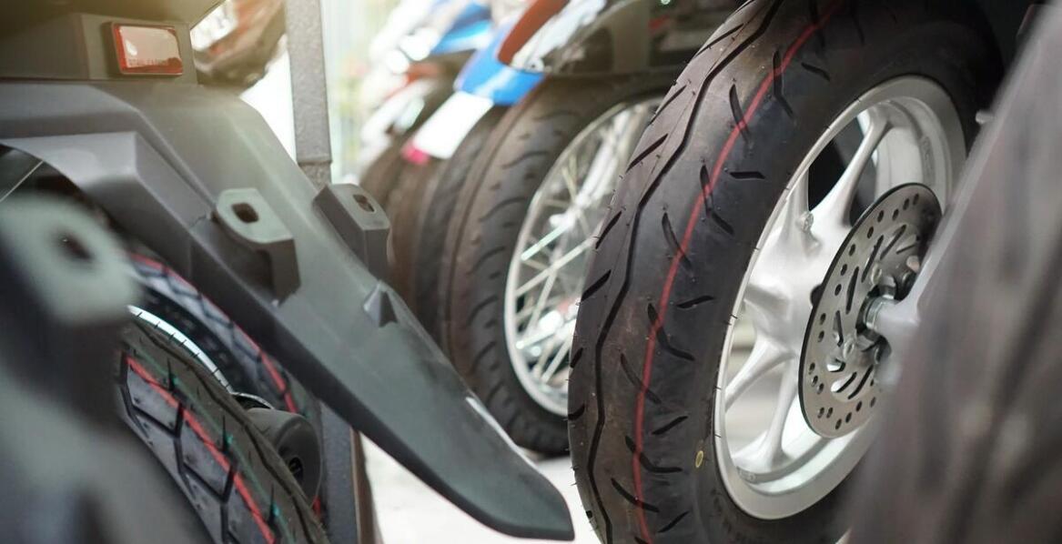 Jak wybrać odpowiednie opony do skutera na różne warunki pogodowe?