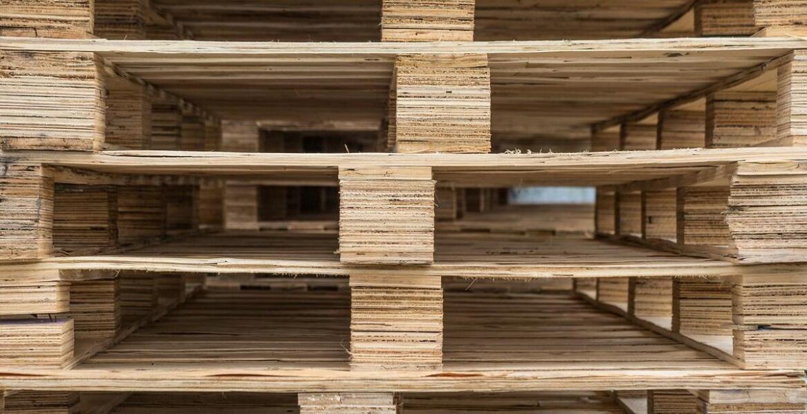 Nowoczesne rozwiązania w produkcji palet drewnianych: co oferuje rynek?