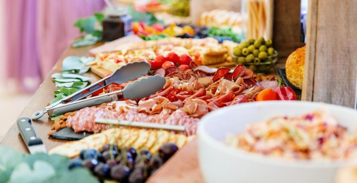 Catering na przyjęcia: jak dostosować menu do sezonu?