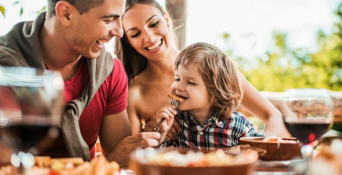 Jakie efekty specjalne można zastosować podczas rodzinnej sesji zdjęciowej w plenerze?