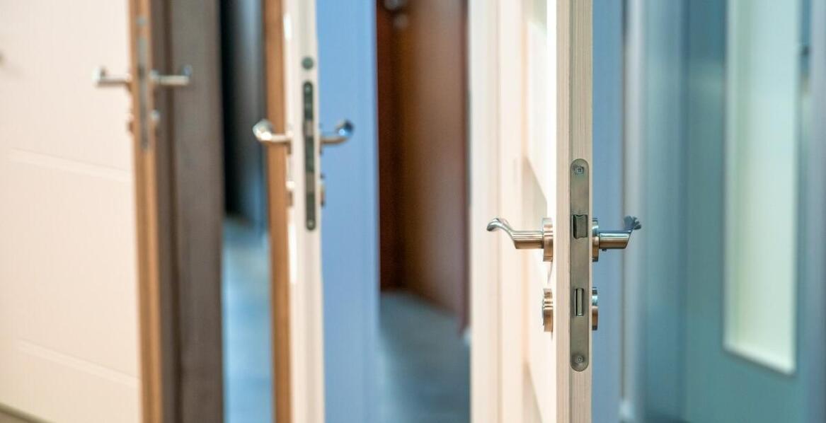 Jakie materiały najlepiej sprawdzają się w produkcji drzwi segmentowych?