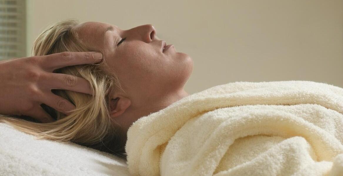 Holistyczne podejście do zdrowia dzięki terapii czaszkowo-krzyżowej – na czym polega?