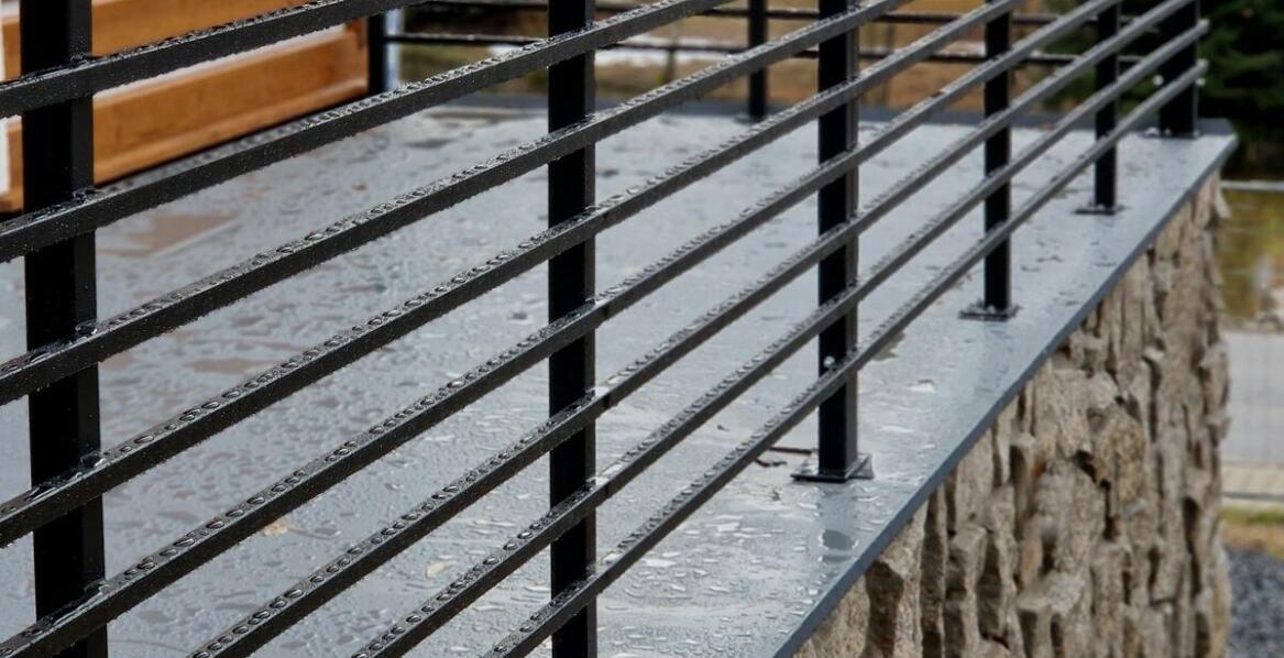 Przegląd materiałów stosowanych w produkcji balustrad