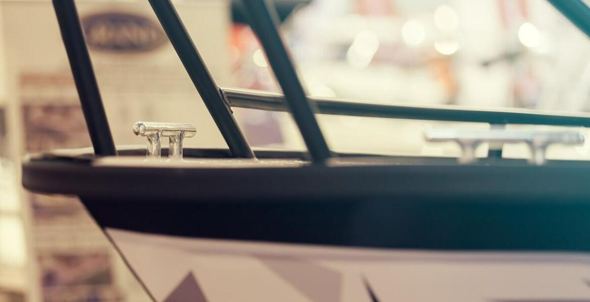 Jakie kryteria brać pod uwagę przy wyborze zawiasów do włazu na strych?