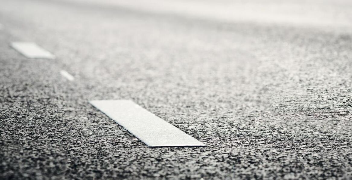 Separator drogowy betonowy – jakie materiały zapewniają jego wytrzymałość?