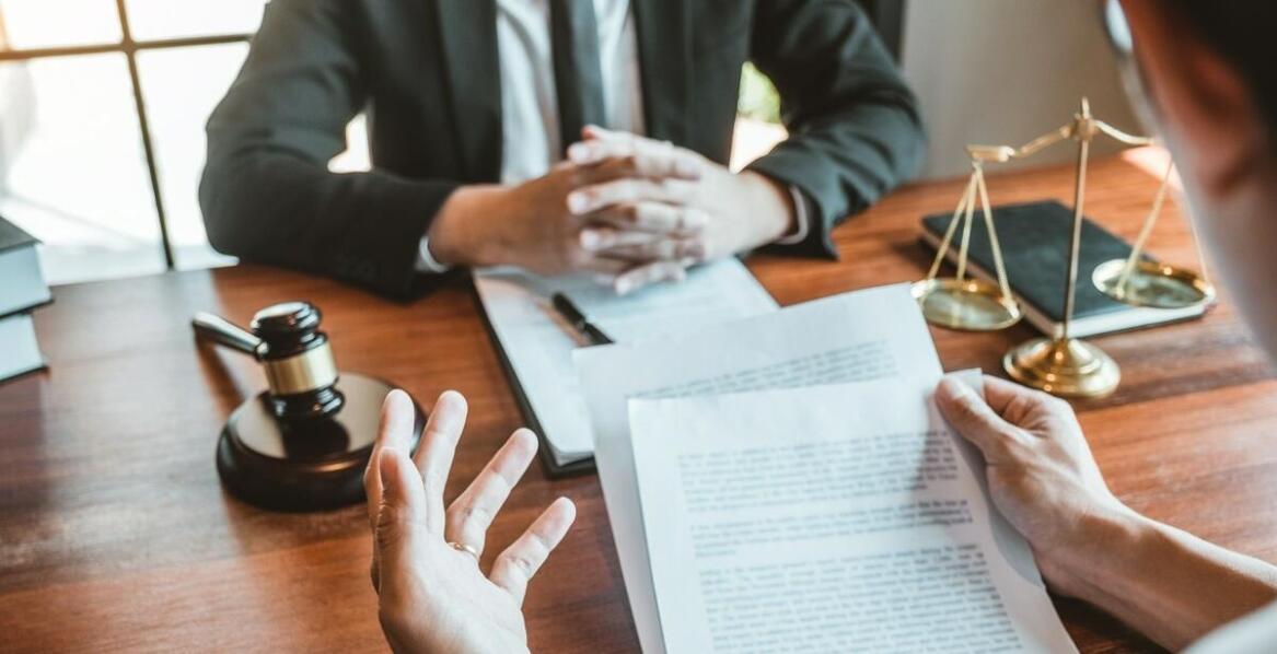 Jak prawnik wspiera klientów w negocjacjach pozasądowych dotyczących alimentów?