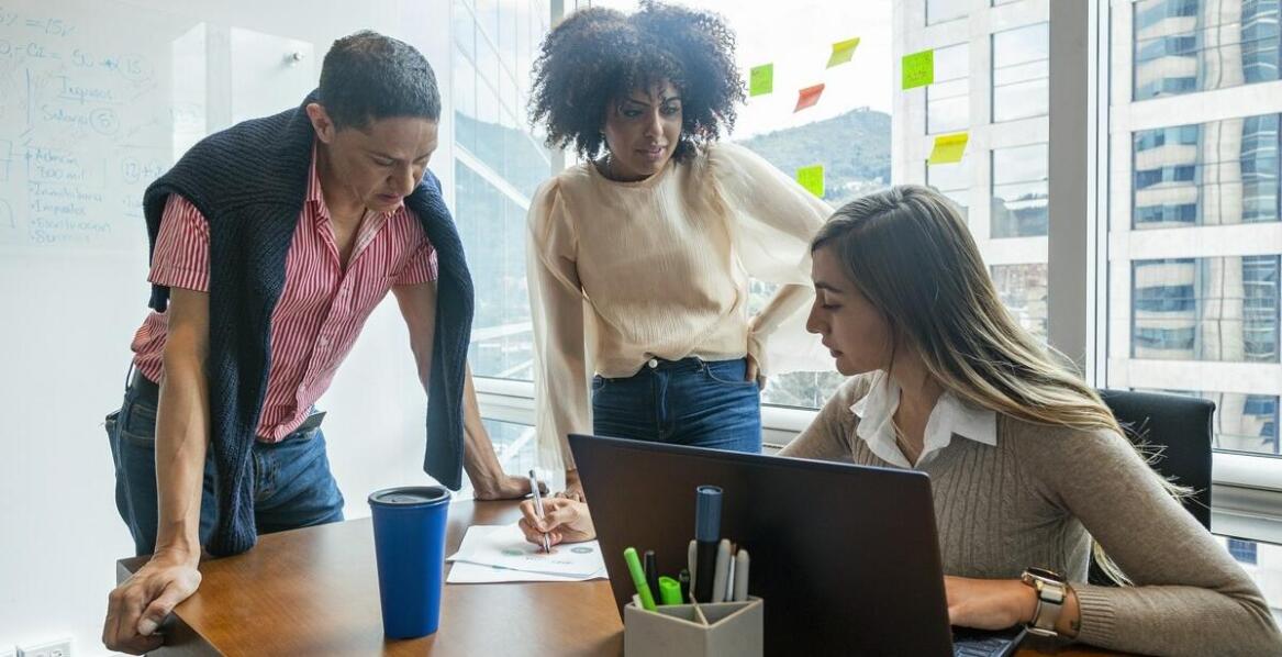 Jak procesy adaptacyjne wspierają budowanie relacji w zespole