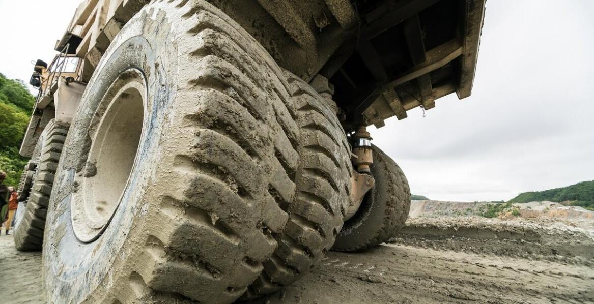 Jakie rozwiązania oferują producenci opon do koparek dla trudnych warunków terenowych?