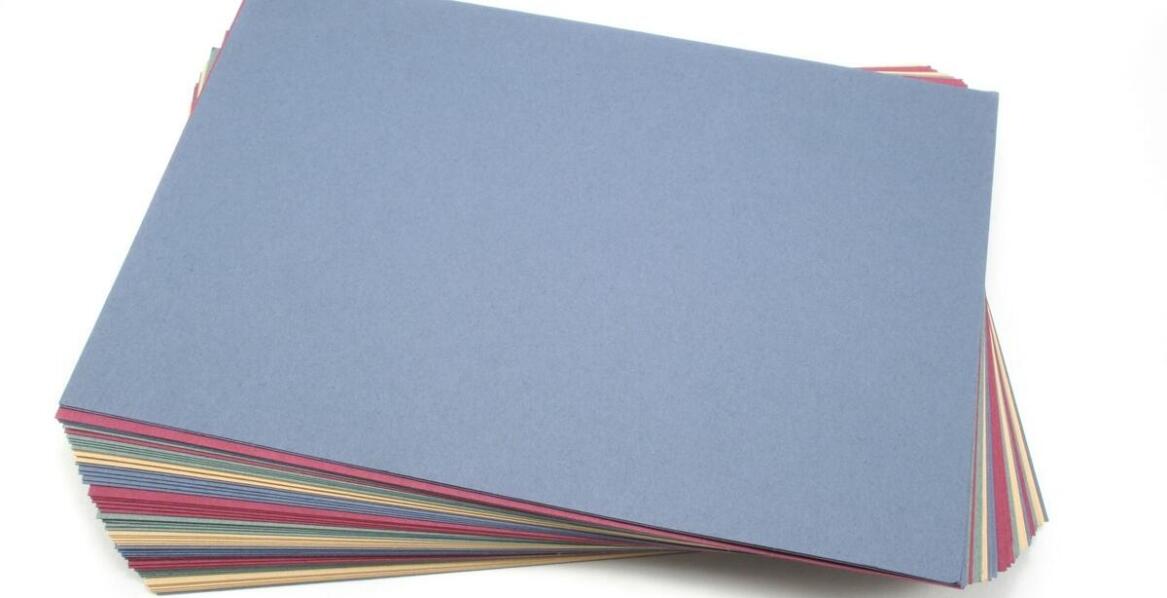 Zalety druku cyfrowego i offsetowego w produkcji kopert na zamówienie