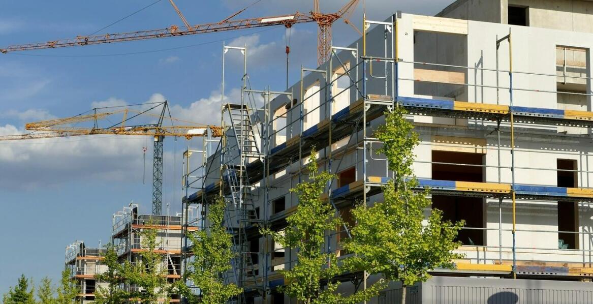 Jak domy prefabrykowane wpływają na oszczędność czasu przy budowie?