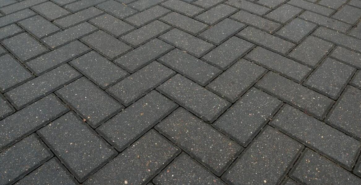 Dlaczego płytki wibroprasowane są idealne dla intensywnie użytkowanych przestrzeni?