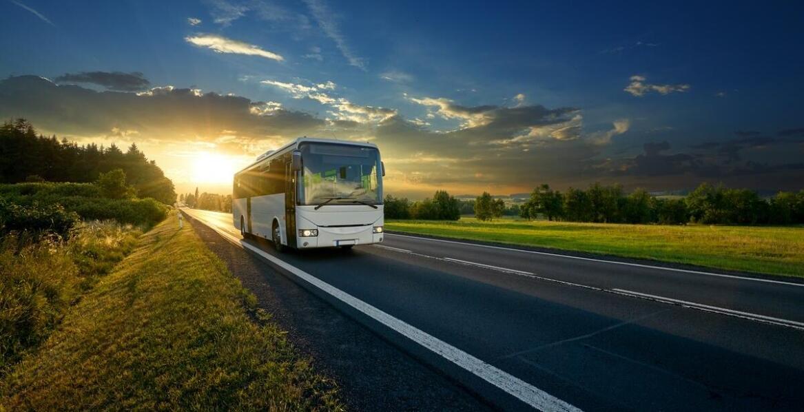 Komfort pasażerów a wyposażenie pojazdów - co zapewniają firmy przewozowe?