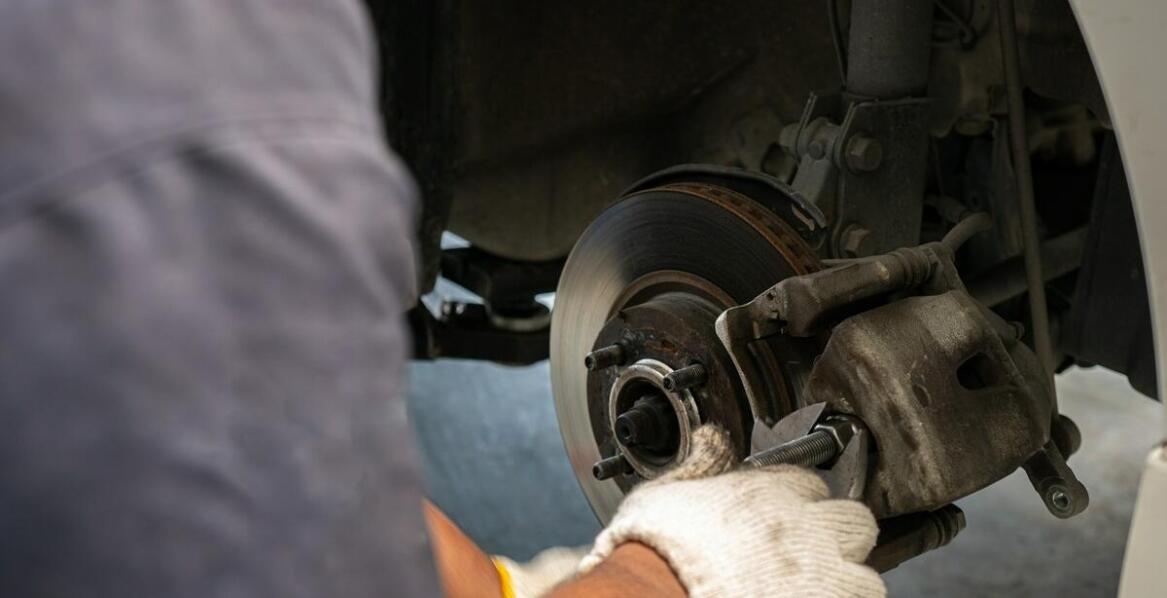 Jakie są konsekwencje zaniedbania serwisowania układu hamulcowego?