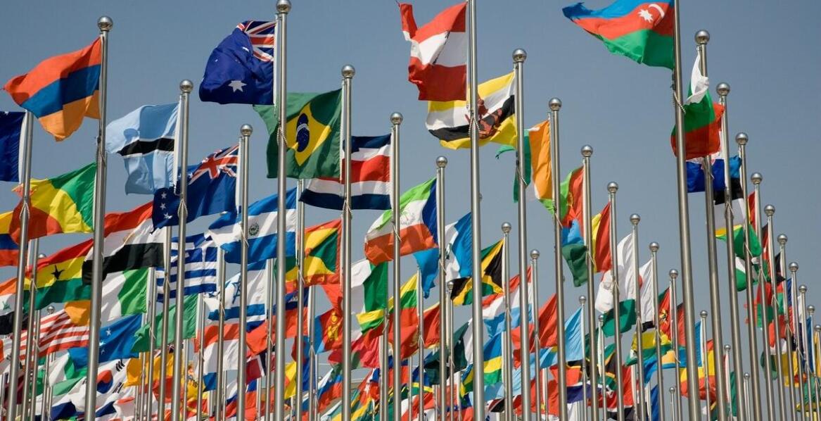 Flagi odblaskowe a ich efektywność przy ekspozycji dwóch sztuk na jednym maszcie