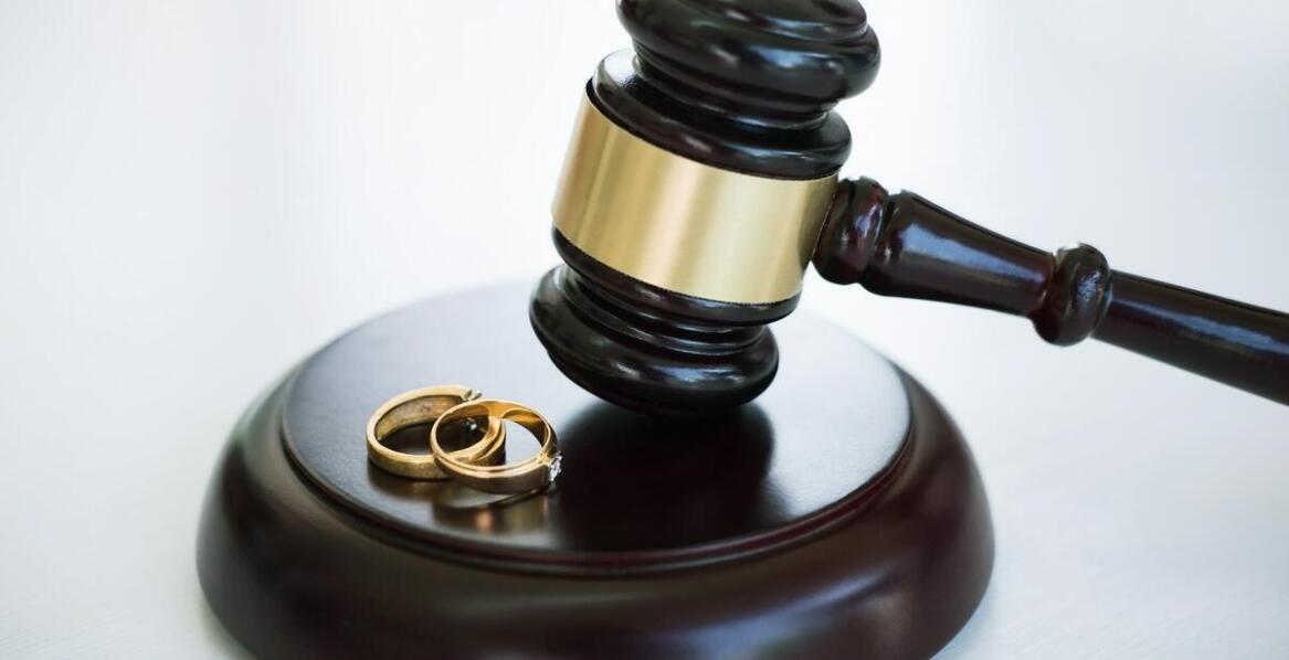 Jakie są skutki prawne dla pozwanego, który unika rozprawy o alimenty?