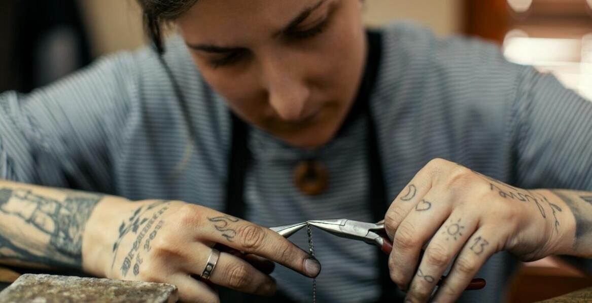 Jak zwiększyć efektywność pracy z maszynami do obróbki bursztynu?