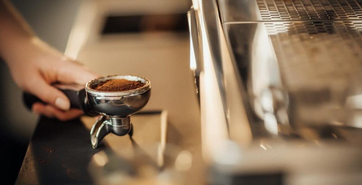 Dlaczego warto zainwestować w automat costa coffee express w biurze?