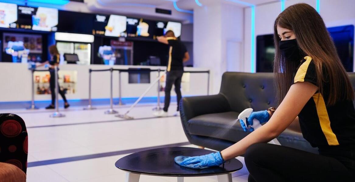 Wyzwania i rozwiązania w sprzątaniu placówek handlowych