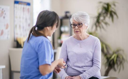 Jak szpital onkologiczny wspiera pacjentów z rakiem piersi na każdym etapie leczenia?