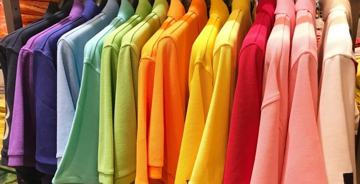 Jakie kolory dominują w kolekcji sukienek?