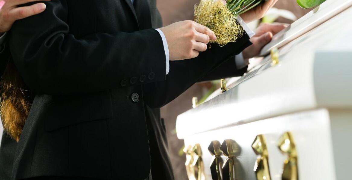 Opcje transportu zmarłych oferowane przez profesjonalny zakład pogrzebowy