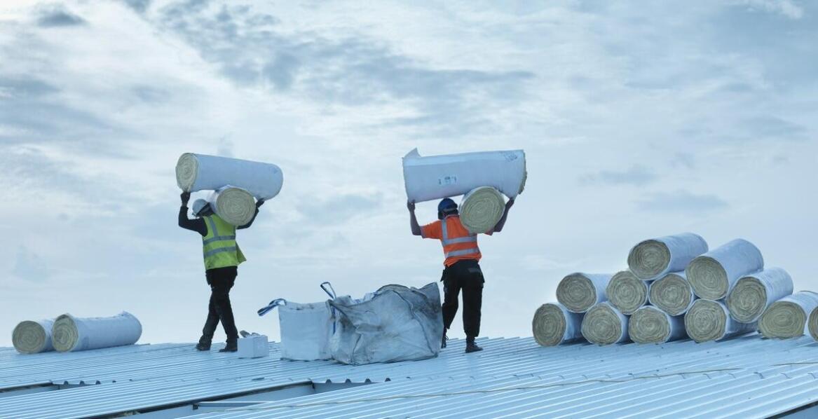 Innowacyjne metody ocieplania stropodachów – zastosowanie wdmuchiwania granulatów