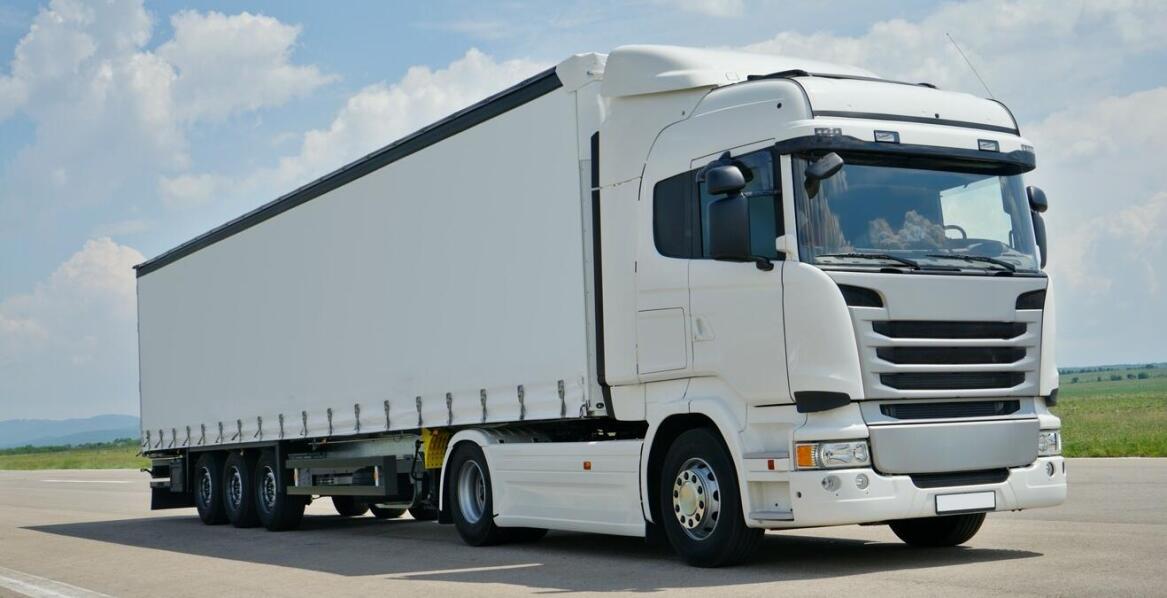 Dlaczego warto inwestować w nowoczesne technologie w oklejaniu naczep?