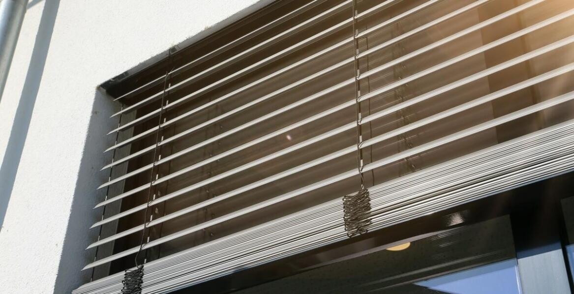 Wybór odpowiednich żaluzji do przestrzeni publicznych – co warto wiedzieć?