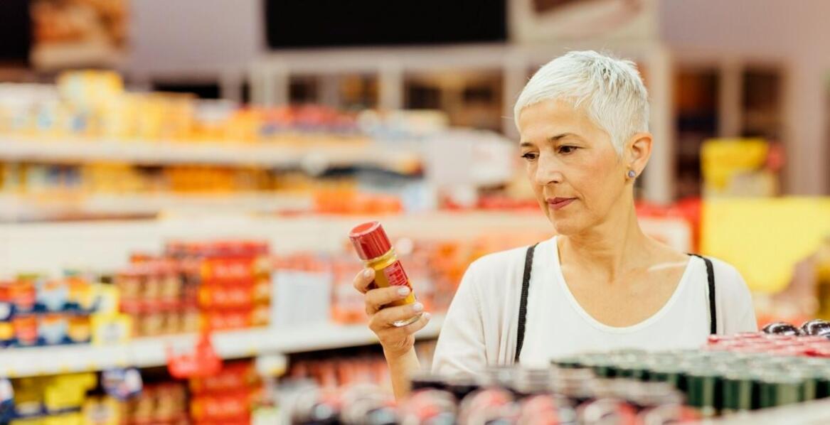 Jak kolory czerwone wpływają na postrzeganie etykiet w przemyśle chemicznym?