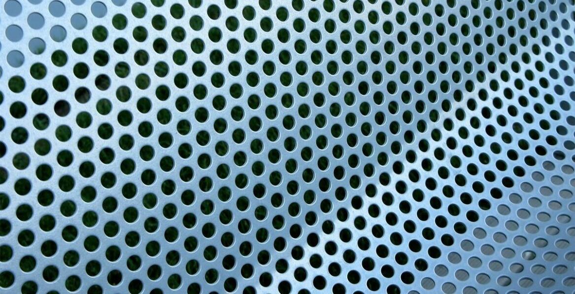 Ażurowa blacha aluminiowa jako element sztuki użytkowej – przykłady zastosowań