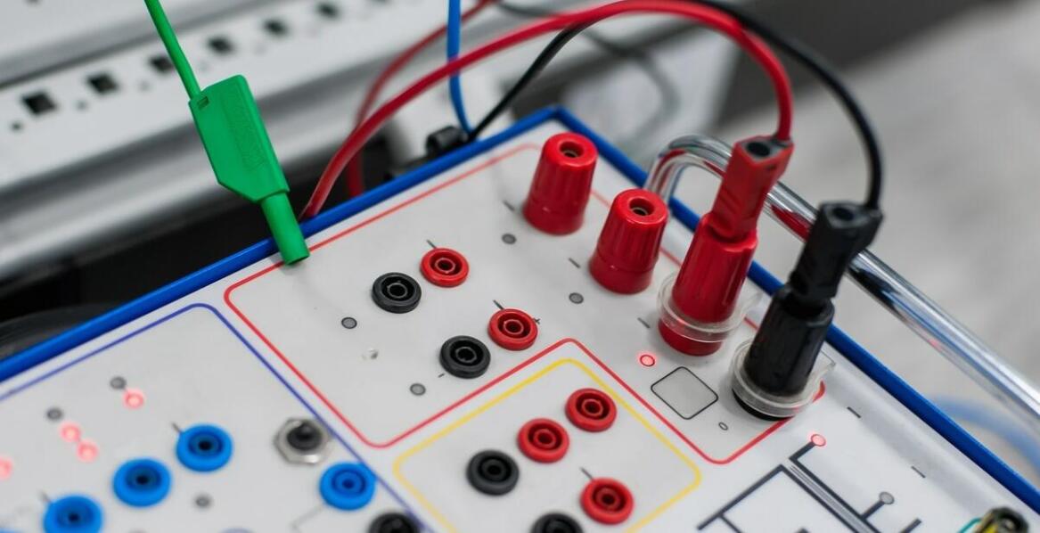 Jak przygotować się do szkolenia na uprawnienia elektryczne?