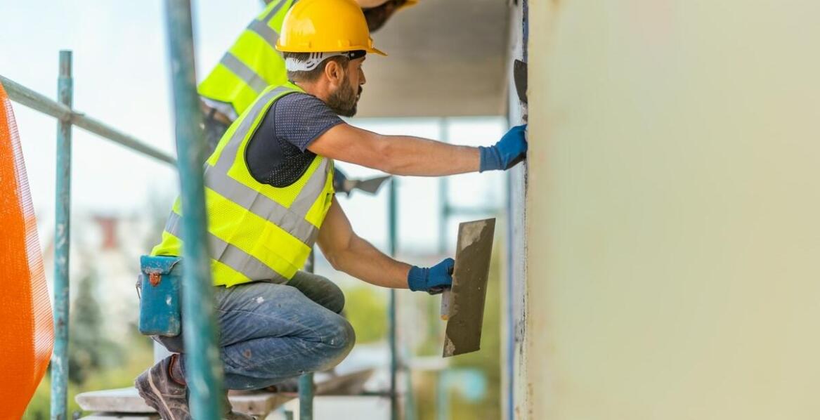 Jak obróbki tynkarskie i wykończeniowe wpływają na finalny efekt montażu okien i drzwi?