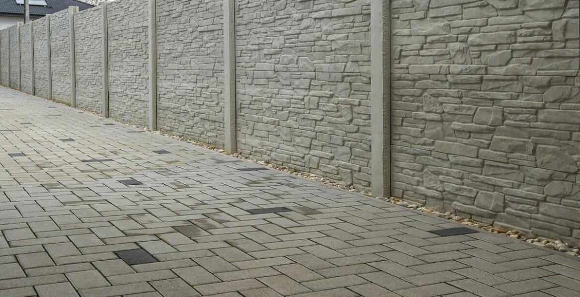 Słupki i akcesoria montażowe – niezbędne elementy systemu ogrodzeniowego