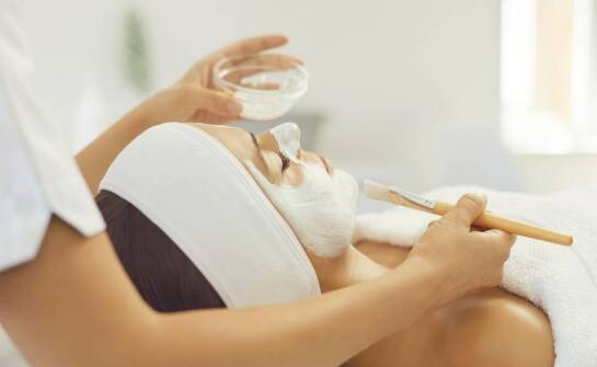 Jakie zabiegi na twarz oferuje salon janina i jakie korzyści przynoszą?