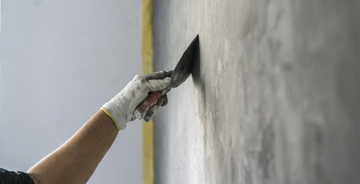 Czym zetrzeć wylewkę, aby zapewnić jej trwałość i estetykę?