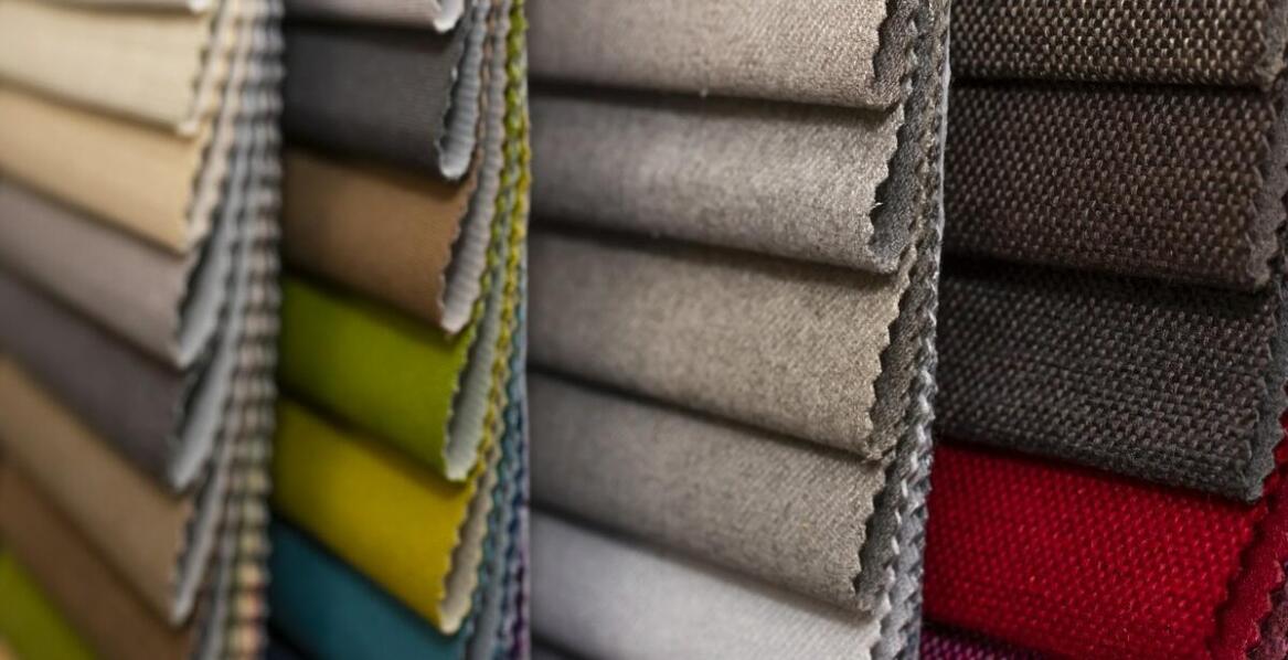 Jakie są najpopularniejsze tkaniny w ofercie pracowni szycia firan?