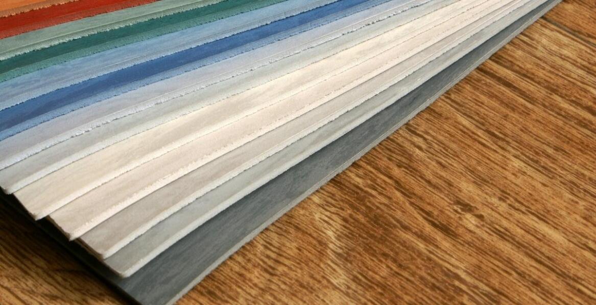 Różnorodność materiałów do zewnętrznej papierowej okładki książki – co wybrać?